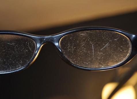 Método para quitar arañazos en gafas de plástico